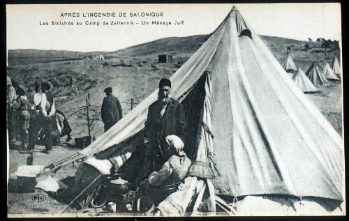 Après l'incendie, couple sous la tente au camp de Zeltennik